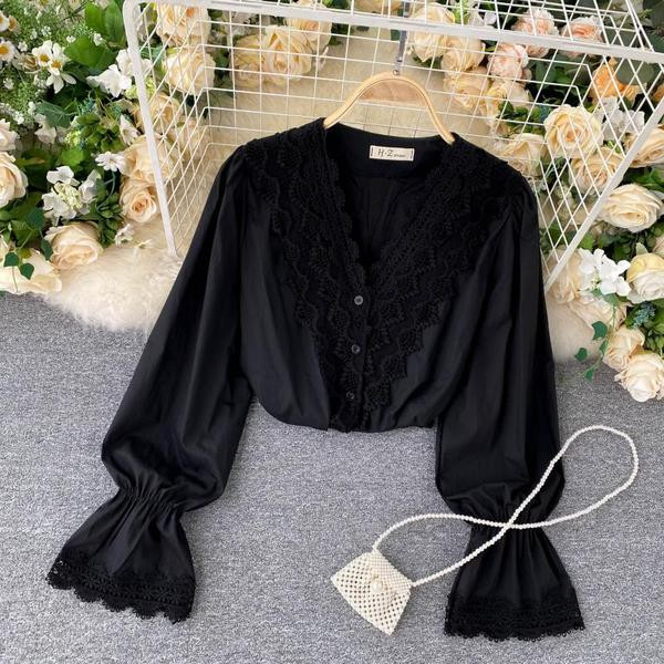 Naiste kaasaegne särk spitsikaela ja pitsiga