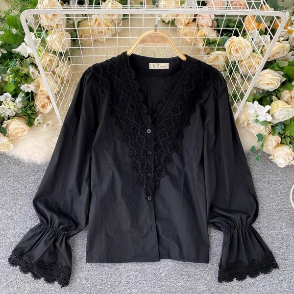 Naiste kaasaegne särk spitsikaela ja pitsiga