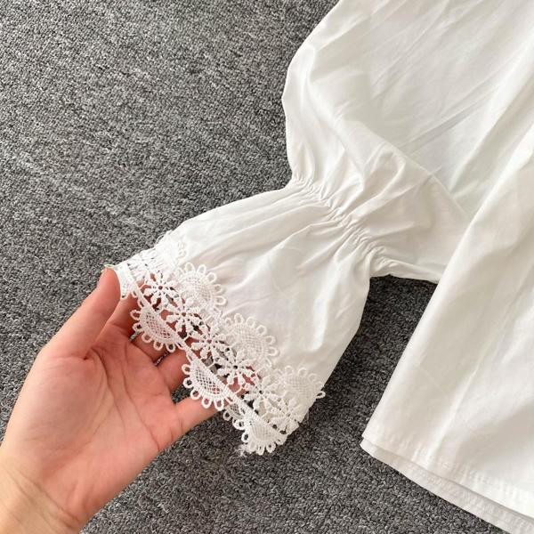 Naiste kaasaegne särk spitsikaela ja pitsiga