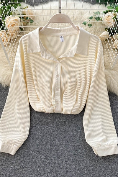 Női hajtogatott ing klasszikus gallérral és gombokkal