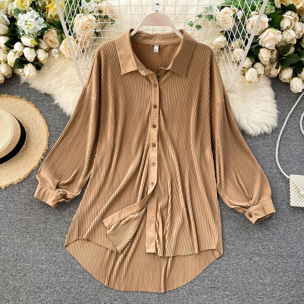 Női hajtogatott ing klasszikus gallérral és gombokkal