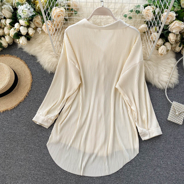 Női hajtogatott ing klasszikus gallérral és gombokkal