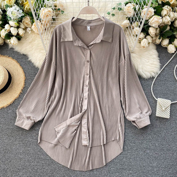 Női hajtogatott ing klasszikus gallérral és gombokkal