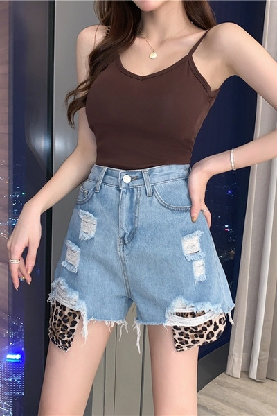 Lezser női rövidnadrág szakadt motívumokkal és állati elemekkel