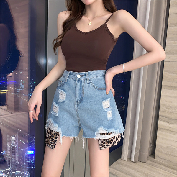 Lezser női rövidnadrág szakadt motívumokkal és állati elemekkel