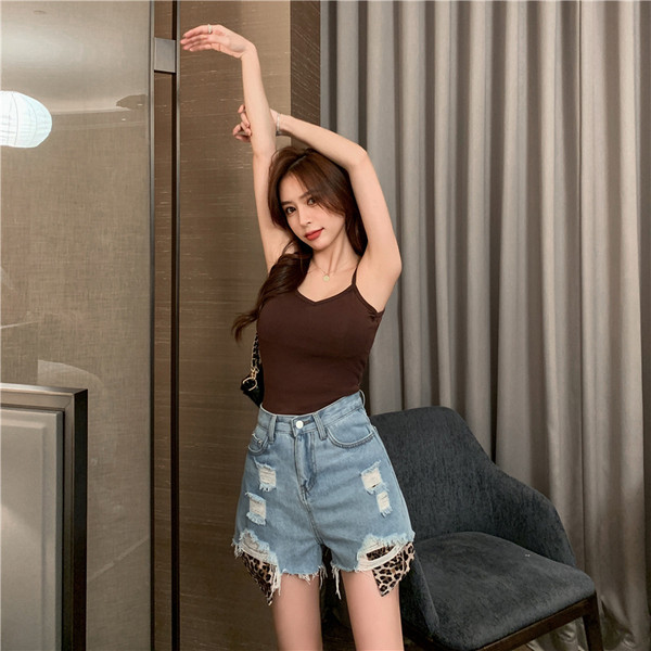 Lezser női rövidnadrág szakadt motívumokkal és állati elemekkel