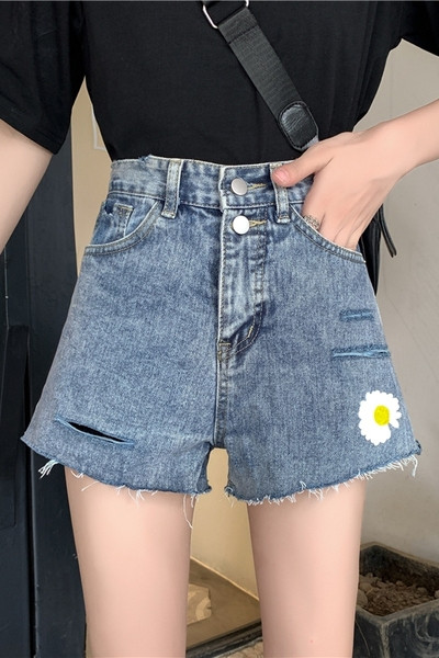 Modern női rövidnadrág szakadt motívumokkal és margarétával