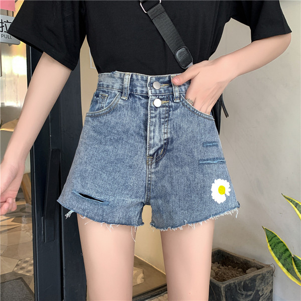 Modern női rövidnadrág szakadt motívumokkal és margarétával