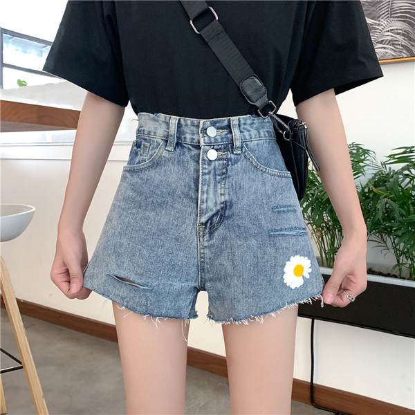 Modern női rövidnadrág szakadt motívumokkal és margarétával