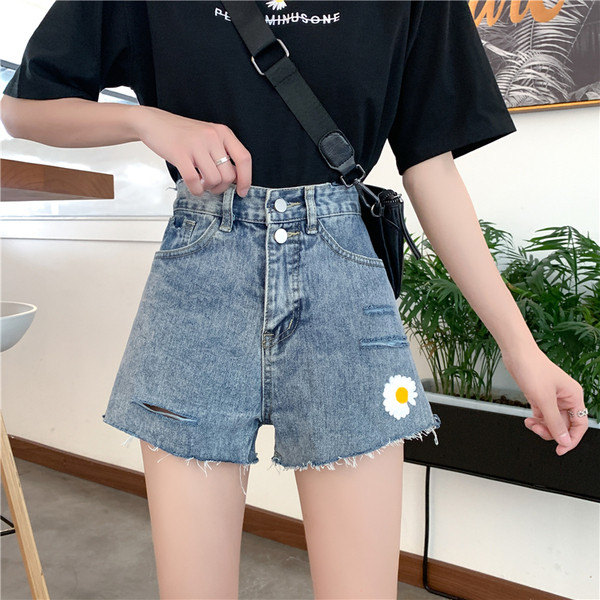 Modern női rövidnadrág szakadt motívumokkal és margarétával