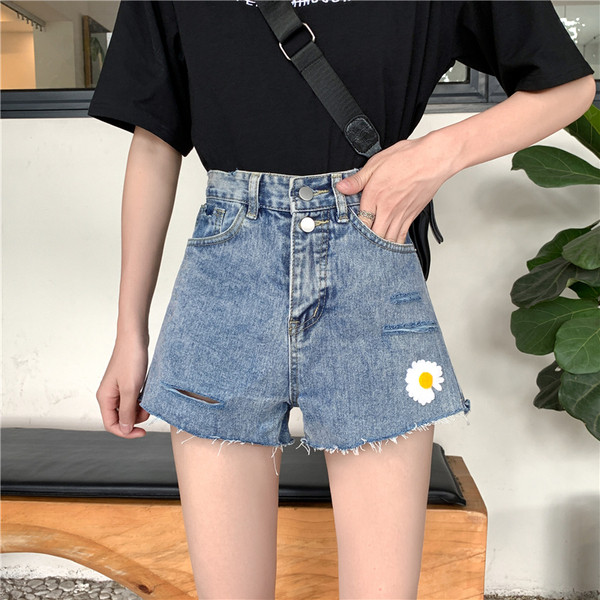 Modern női rövidnadrág szakadt motívumokkal és margarétával
