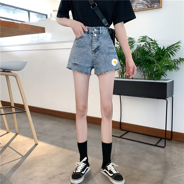 Modern női rövidnadrág szakadt motívumokkal és margarétával