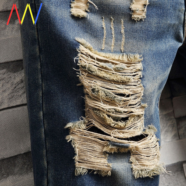 Kék színű, rövid, testhezálló farmer szakadt motívumokkal