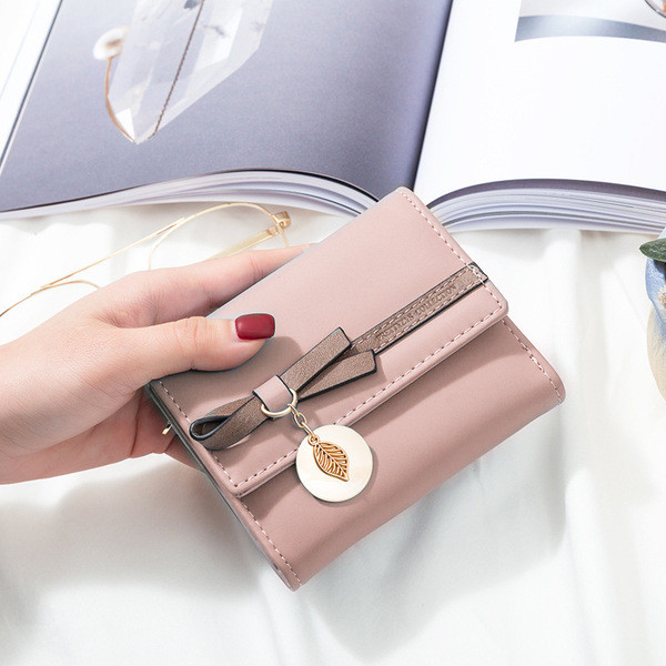 Mazs sieviešu maciņš ar metāla aizdari - eko āda