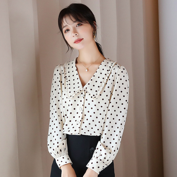 Ikdienas sieviešu krekls ar špica kakla izgriezumu un garām piedurknēm