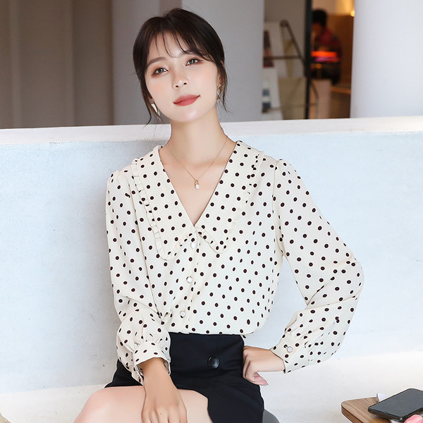 Ikdienas sieviešu krekls ar špica kakla izgriezumu un garām piedurknēm