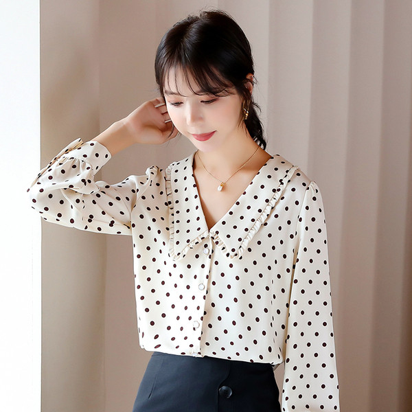 Ikdienas sieviešu krekls ar špica kakla izgriezumu un garām piedurknēm