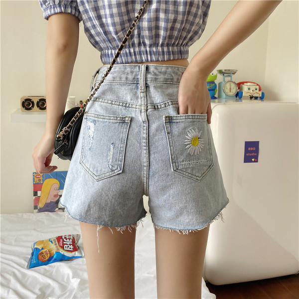 Pantaloni scurți moderni de damă cu margarete și motive rupte