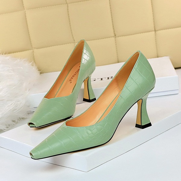 Új női cipőmodell magassarkúval, 7,5 cm