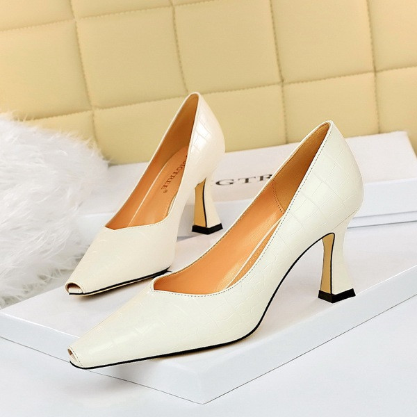 Új női cipőmodell magassarkúval, 7,5 cm