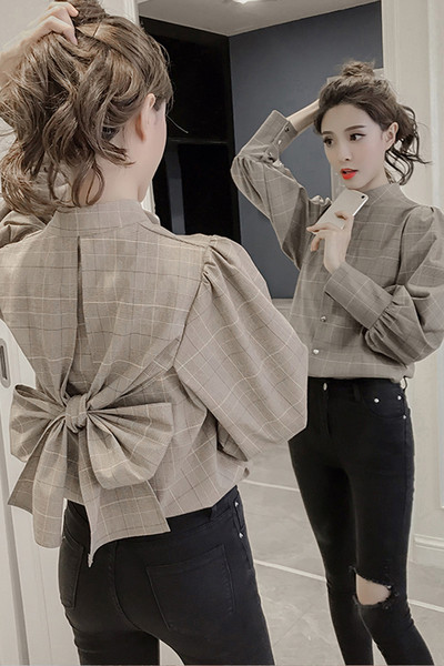 Stiilne kahevärviline paela ja pikkade varrukatega naiste särk