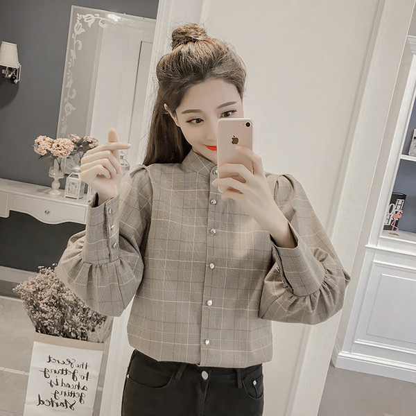 Stiilne kahevärviline paela ja pikkade varrukatega naiste särk