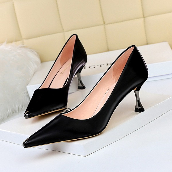 Stiilsed kõrgete kontsadega naiste teravatipulised kingad