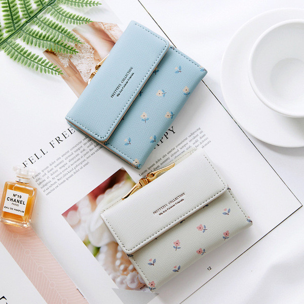 Portofel mic de dama cu flori si inchidere metalica