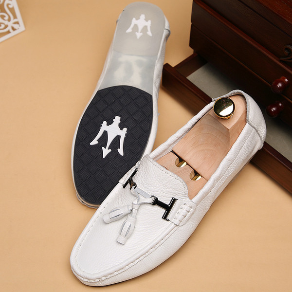 Fényes hatású, fém elemes férfi mokaszin több színben