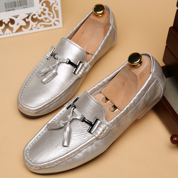 Fényes hatású, fém elemes férfi mokaszin több színben