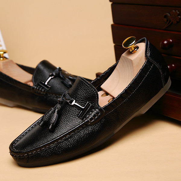 Fényes hatású, fém elemes férfi mokaszin több színben