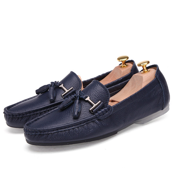 Fényes hatású, fém elemes férfi mokaszin több színben