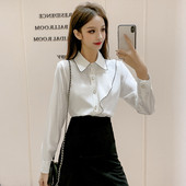 Stílusos női ing klasszikus gallérral és fehér gombokkal