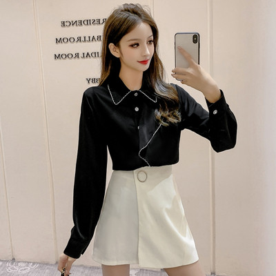 Stílusos női ing klasszikus gallérral és fehér gombokkal