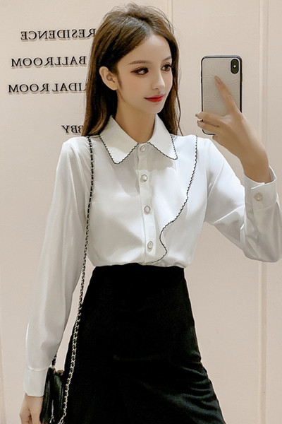 Stílusos női ing klasszikus gallérral és fehér gombokkal