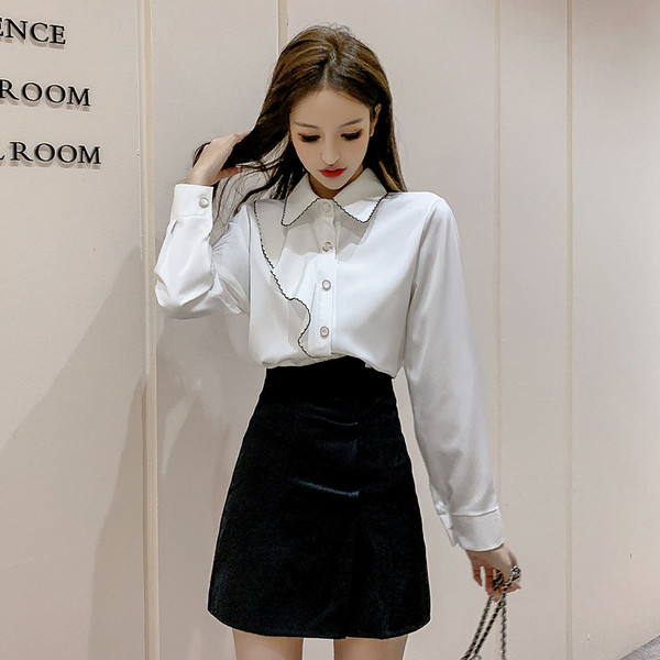 Stílusos női ing klasszikus gallérral és fehér gombokkal