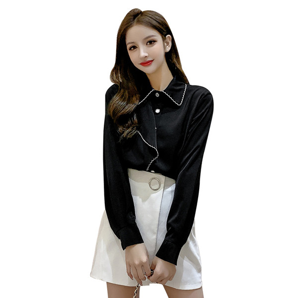 Stílusos női ing klasszikus gallérral és fehér gombokkal