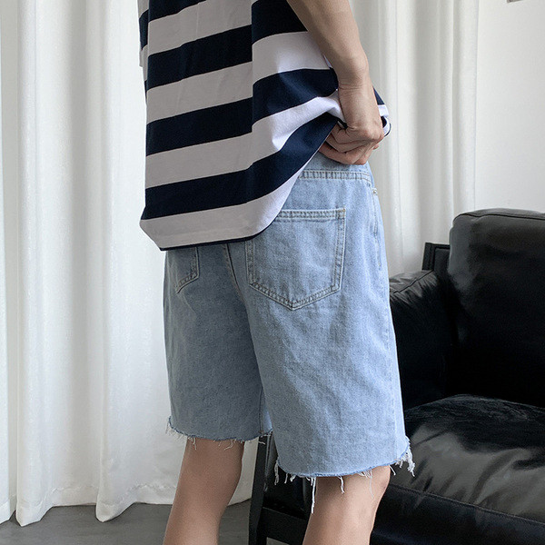 Lai rebenenud motiividega teksapükste mudel