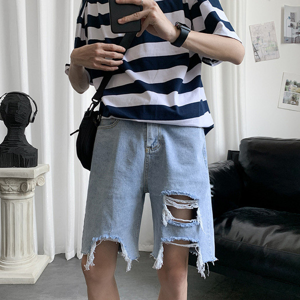 Lai rebenenud motiividega teksapükste mudel