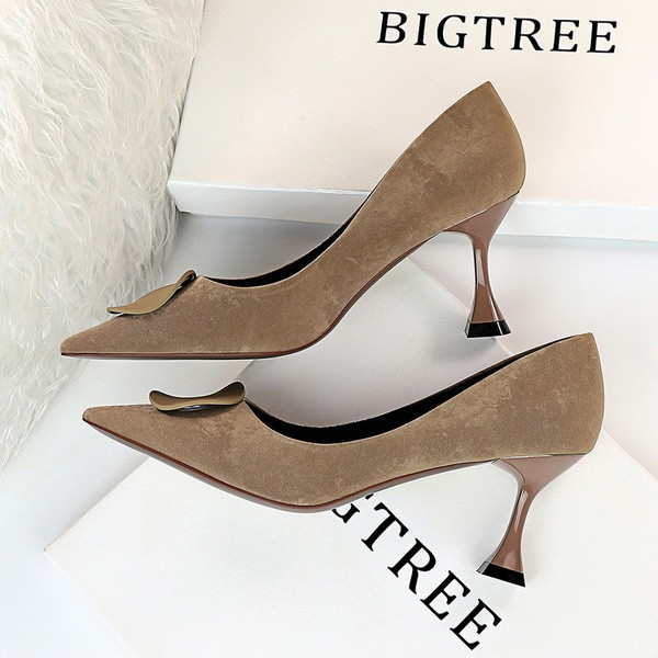 Moodsate õhukeste kontsadega naiste kingade uus mudel