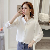 Klassikalise krae ja valgete ja punaste nööpidega vabaaja naiste särk