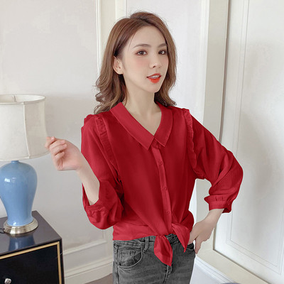 Klassikalise krae ja valgete ja punaste nööpidega vabaaja naiste särk