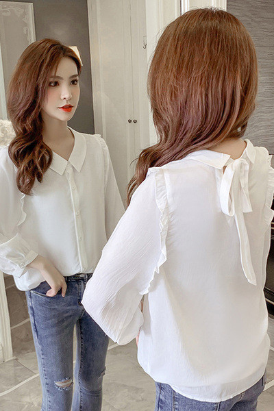 Klassikalise krae ja valgete ja punaste nööpidega vabaaja naiste särk