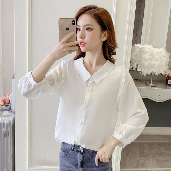 Klassikalise krae ja valgete ja punaste nööpidega vabaaja naiste särk