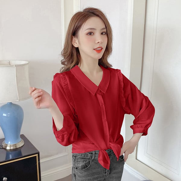 Klassikalise krae ja valgete ja punaste nööpidega vabaaja naiste särk