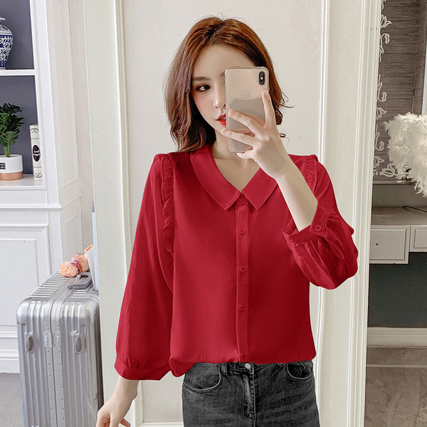 Klassikalise krae ja valgete ja punaste nööpidega vabaaja naiste särk