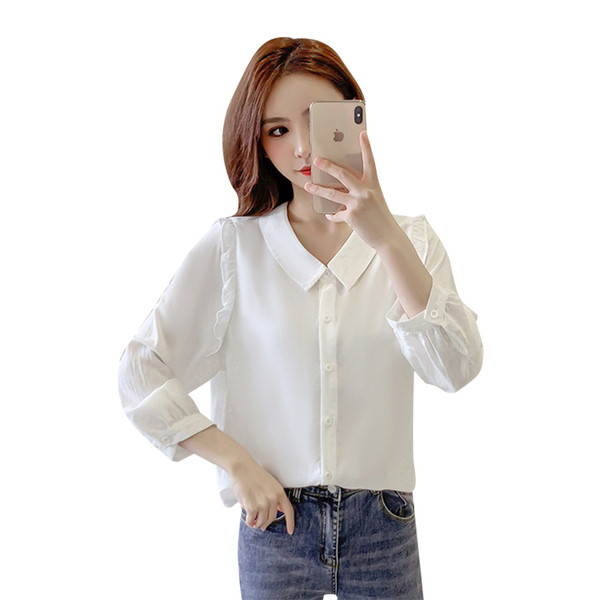 Klassikalise krae ja valgete ja punaste nööpidega vabaaja naiste särk