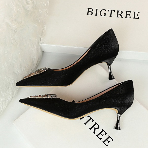 Moodsad kõrgete kontsade ja kivikestega naiste kingad