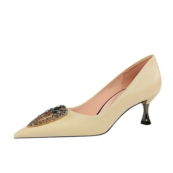 Moodsad kõrgete kontsade ja kivikestega naiste kingad