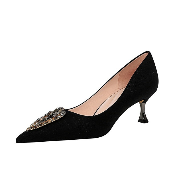 Moodsad kõrgete kontsade ja kivikestega naiste kingad